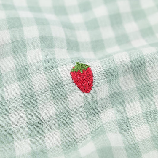 Musselin kariert mit gestickten Erdbeeren