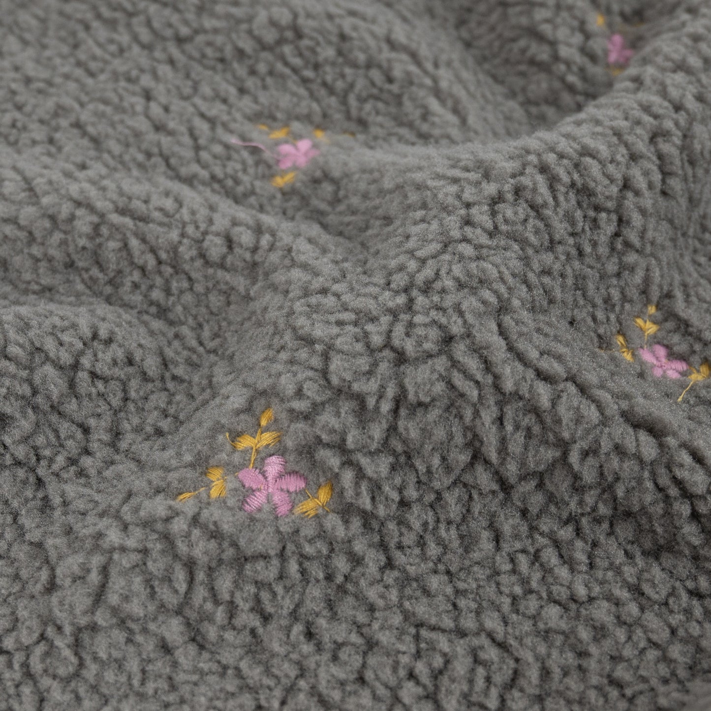 Teddy Stoff mit gestickten Blumen