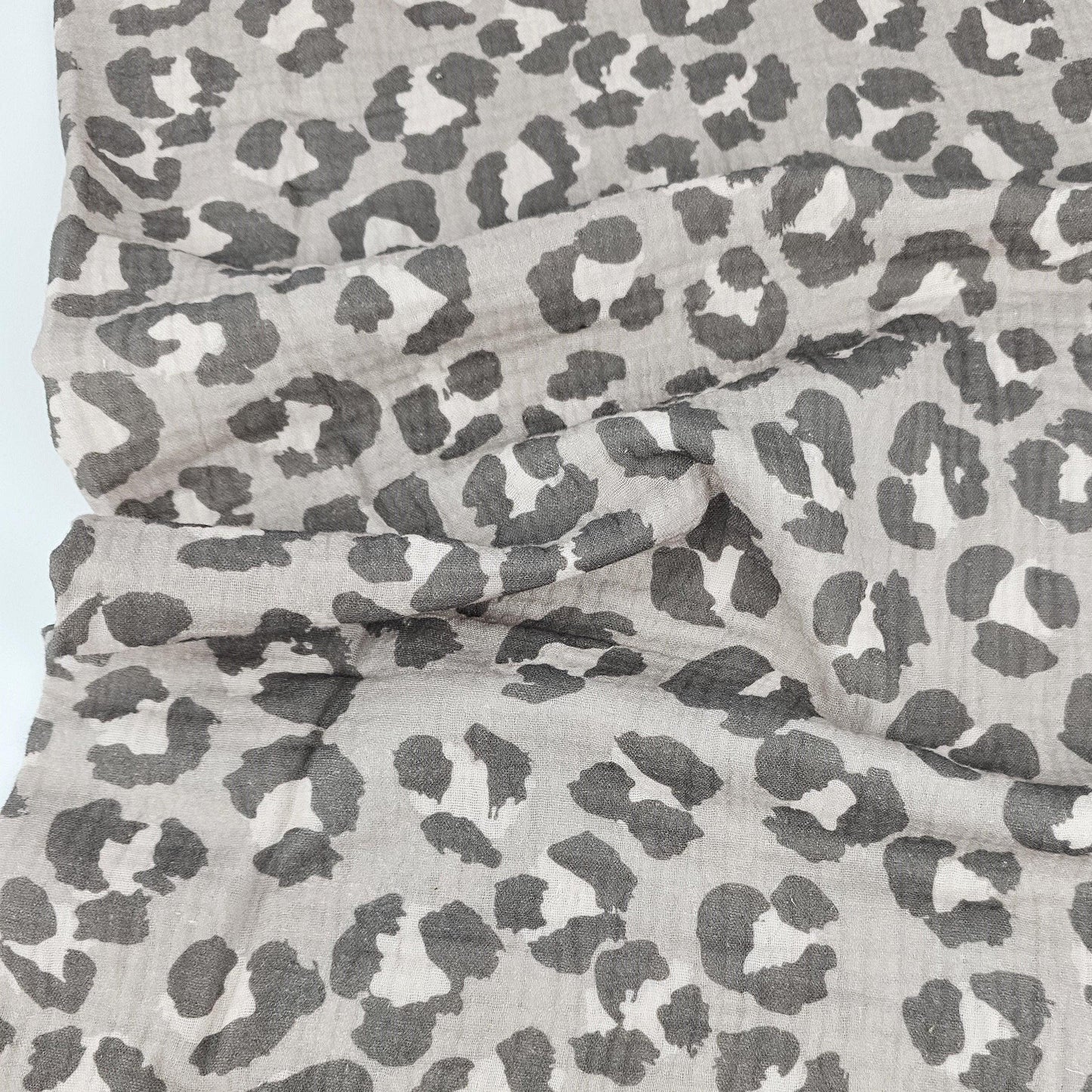 Musselin Leo Print greige von Family Fabrics - elli&else