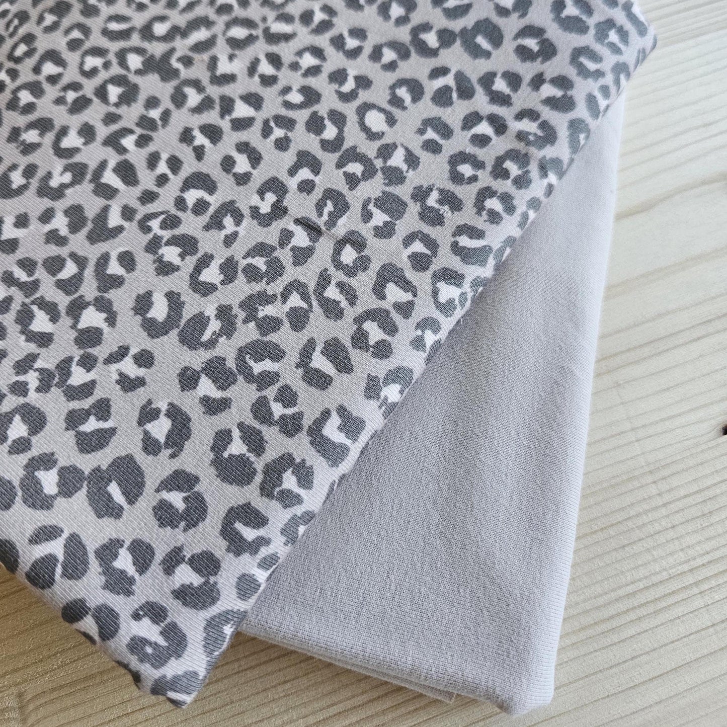 Jersey Leo greige von Family Fabrics - elli&else