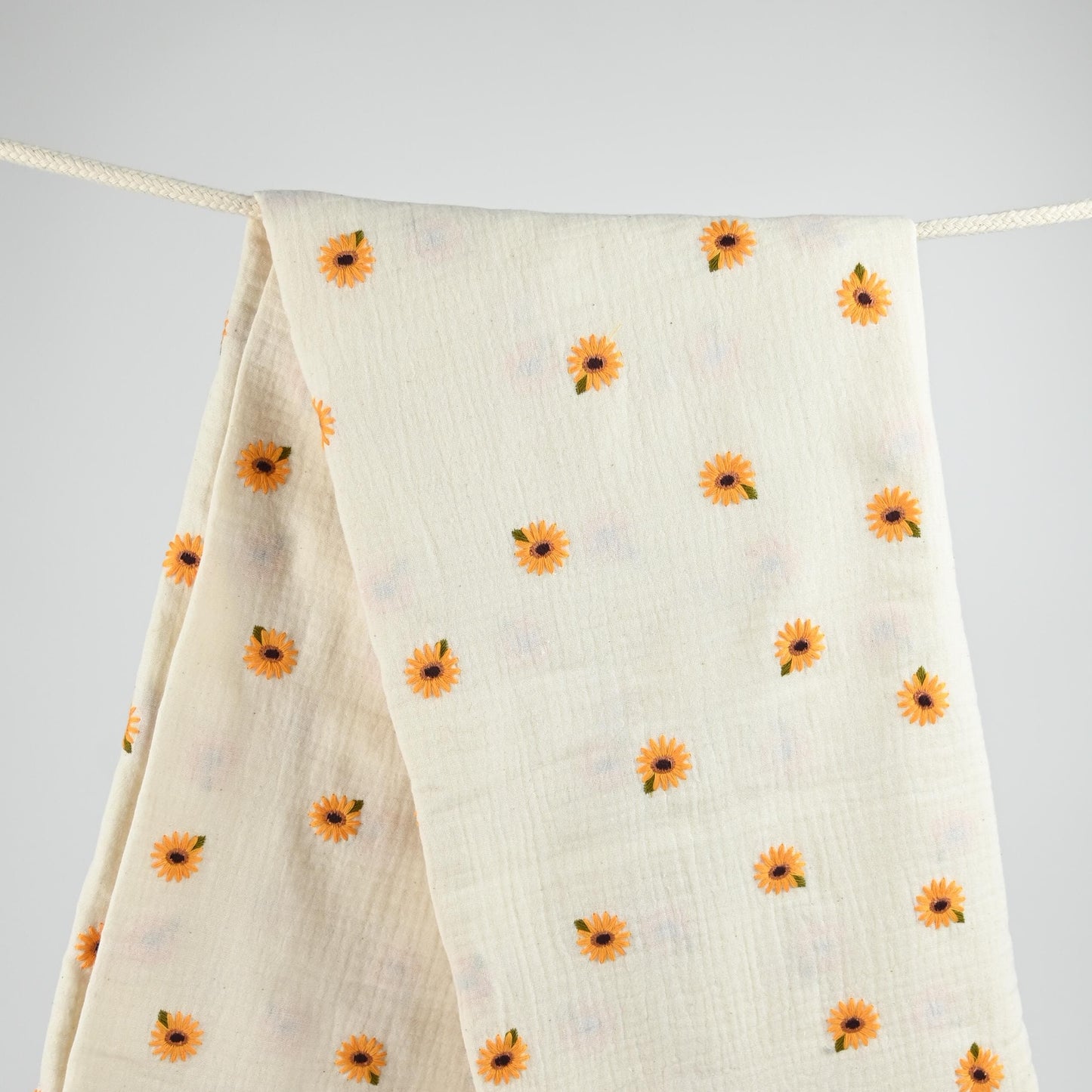 Musselin mit gestickten Sonnenblumen