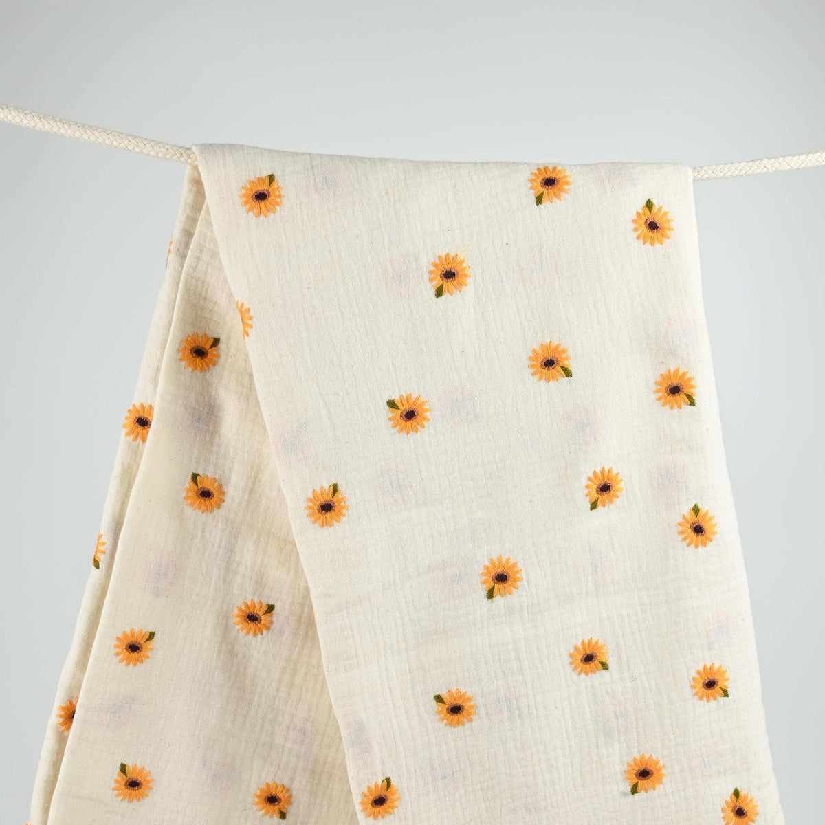 Musselin mit gestickten Sonnenblumen