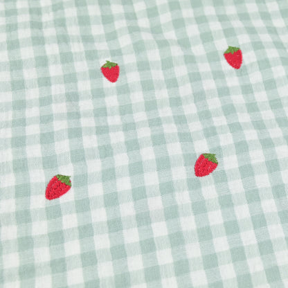Musselin kariert mit gestickten Erdbeeren