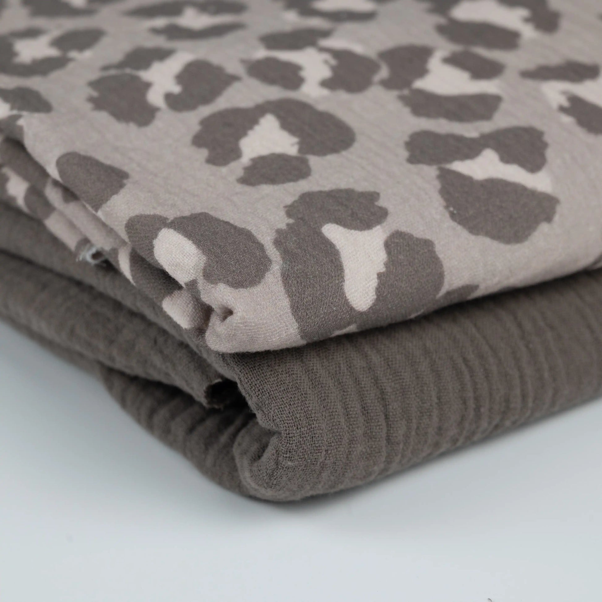 Musselin Leo Print greige | Family Fabrics - elli&else