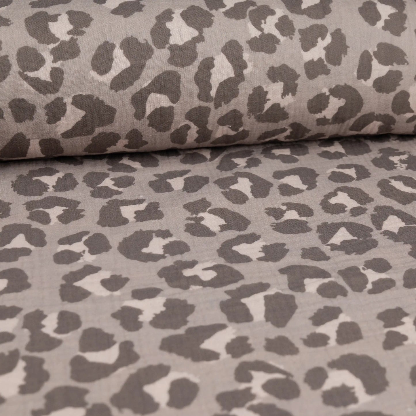 Musselin Leo Print greige | Family Fabrics - elli&else