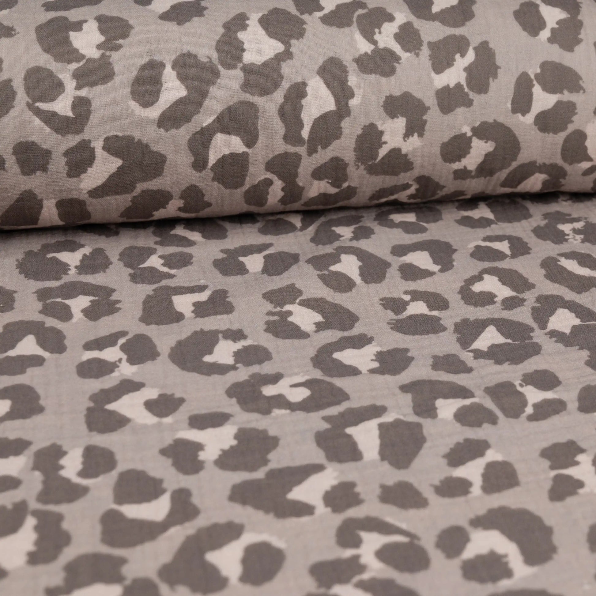 Musselin Leo Print greige | Family Fabrics - elli&else