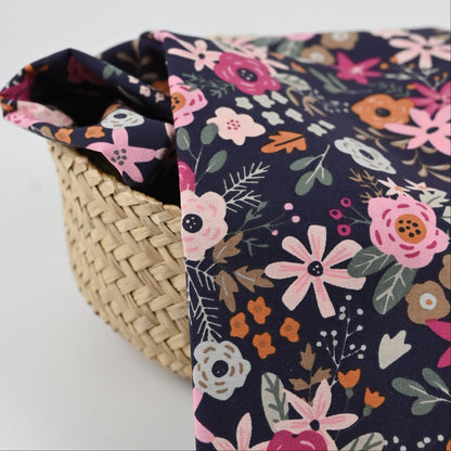 Popeline marine mit bunten Blumen
