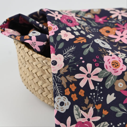 Popeline marine mit bunten Blumen