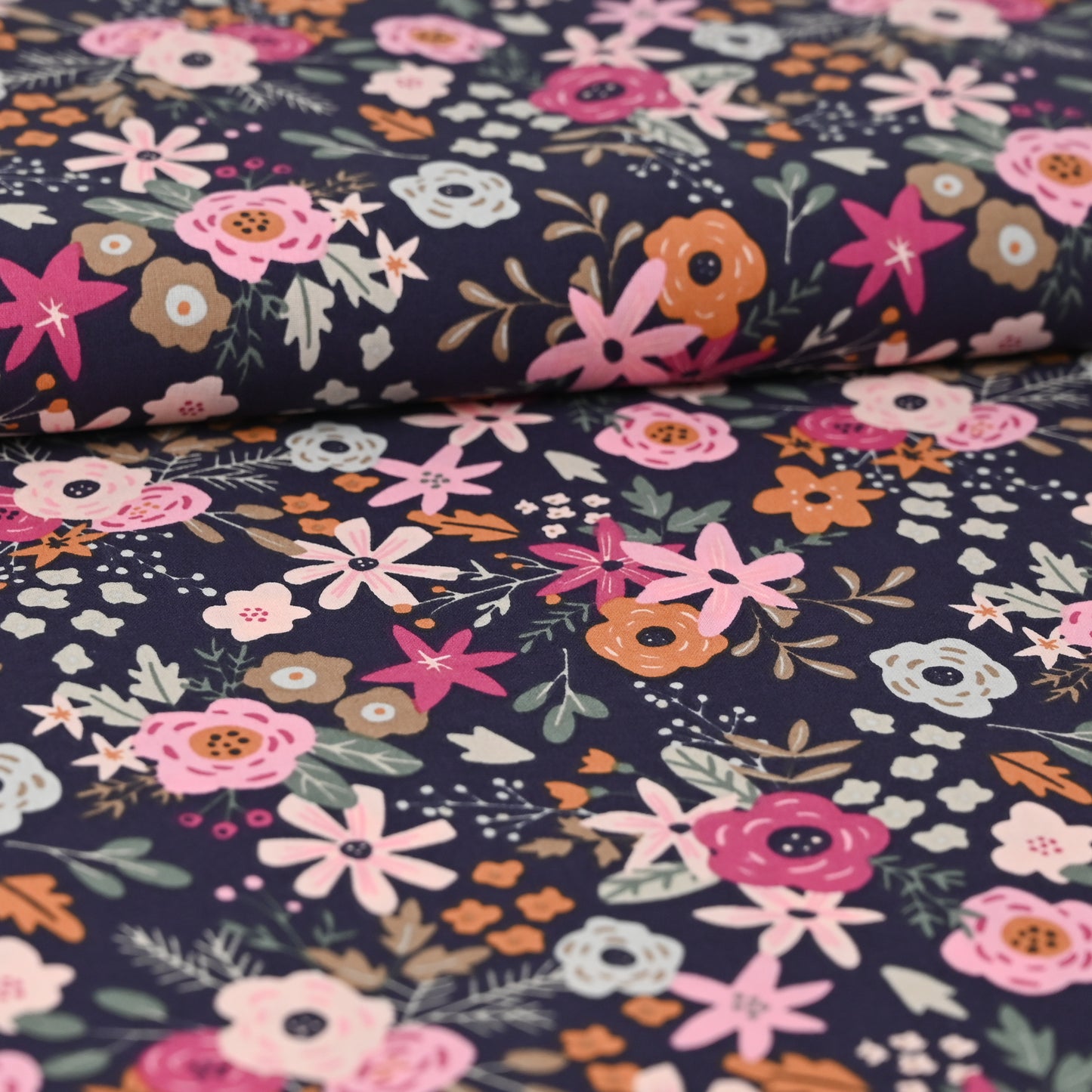 Popeline marine mit bunten Blumen