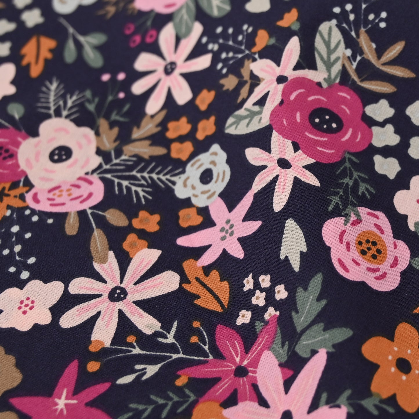 Popeline marine mit bunten Blumen