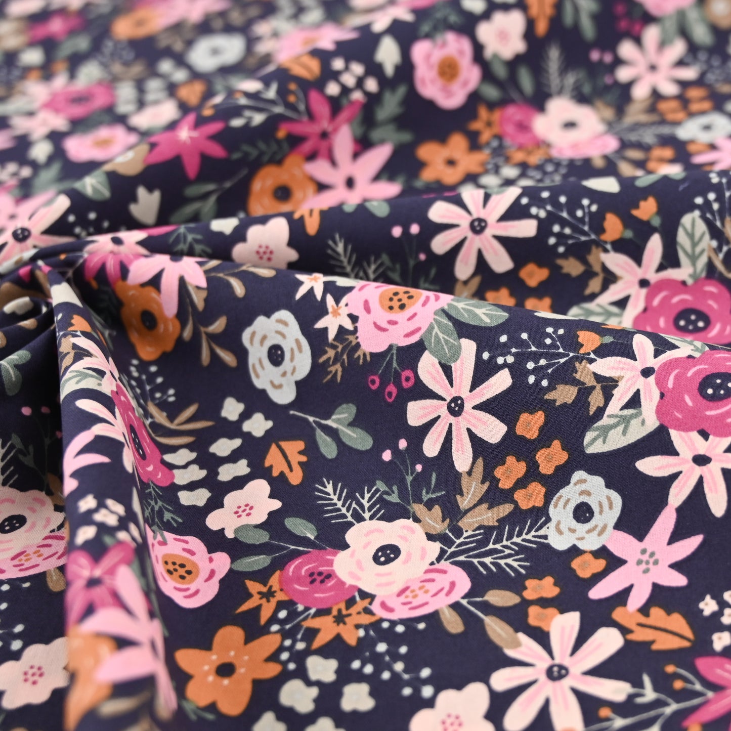 Popeline marine mit bunten Blumen