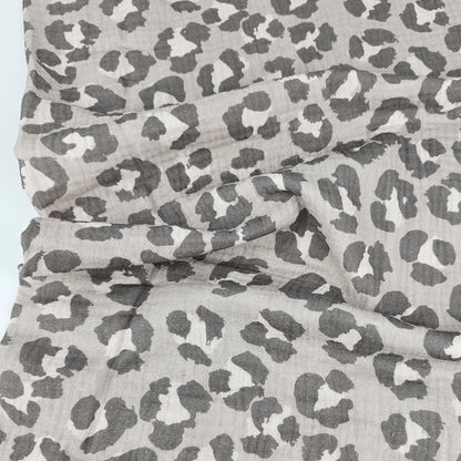 Musselin Leo Print greige von Family Fabrics - elli&else