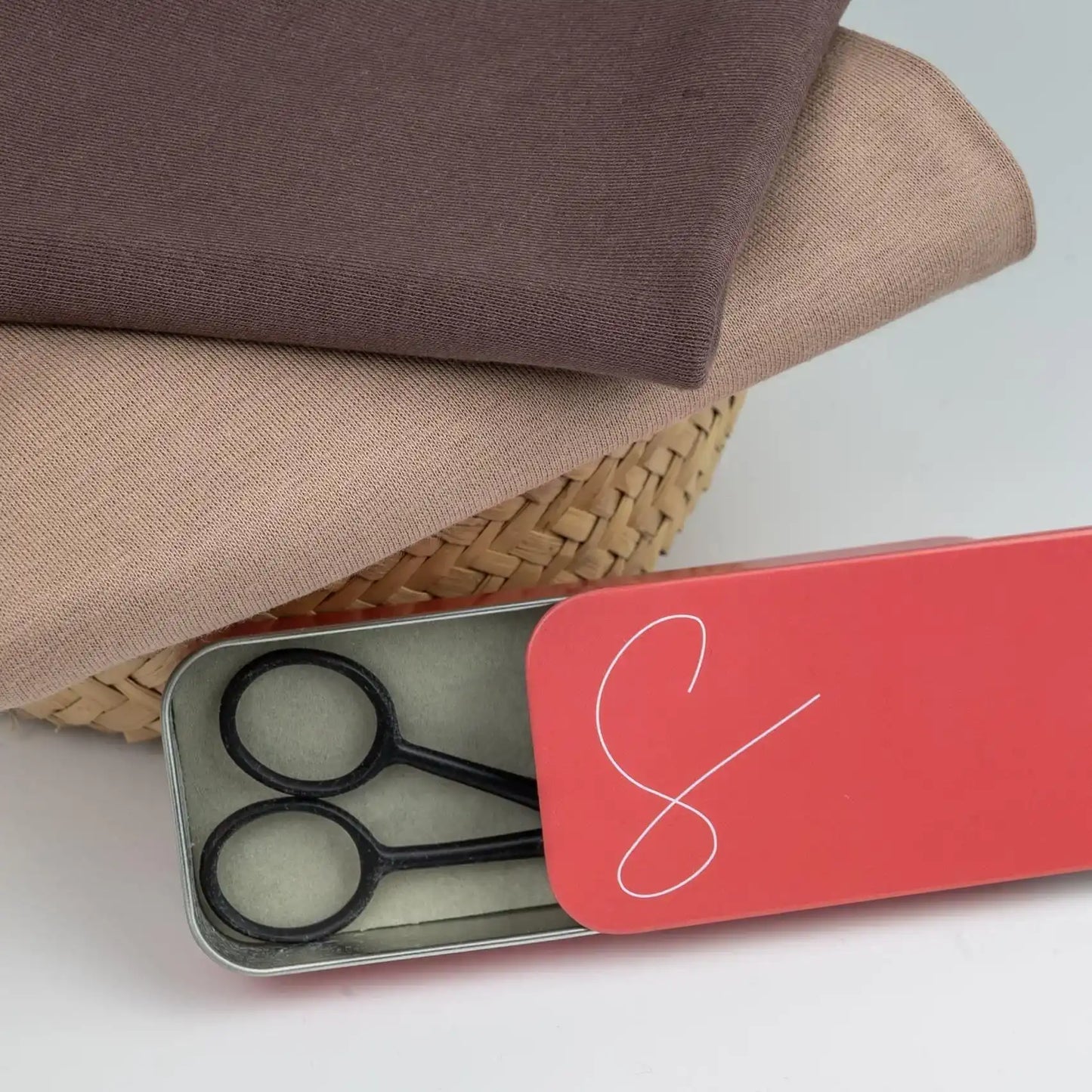 Fadenschere | schwarze Stickschere aus Metall - Stoff bei elli&else