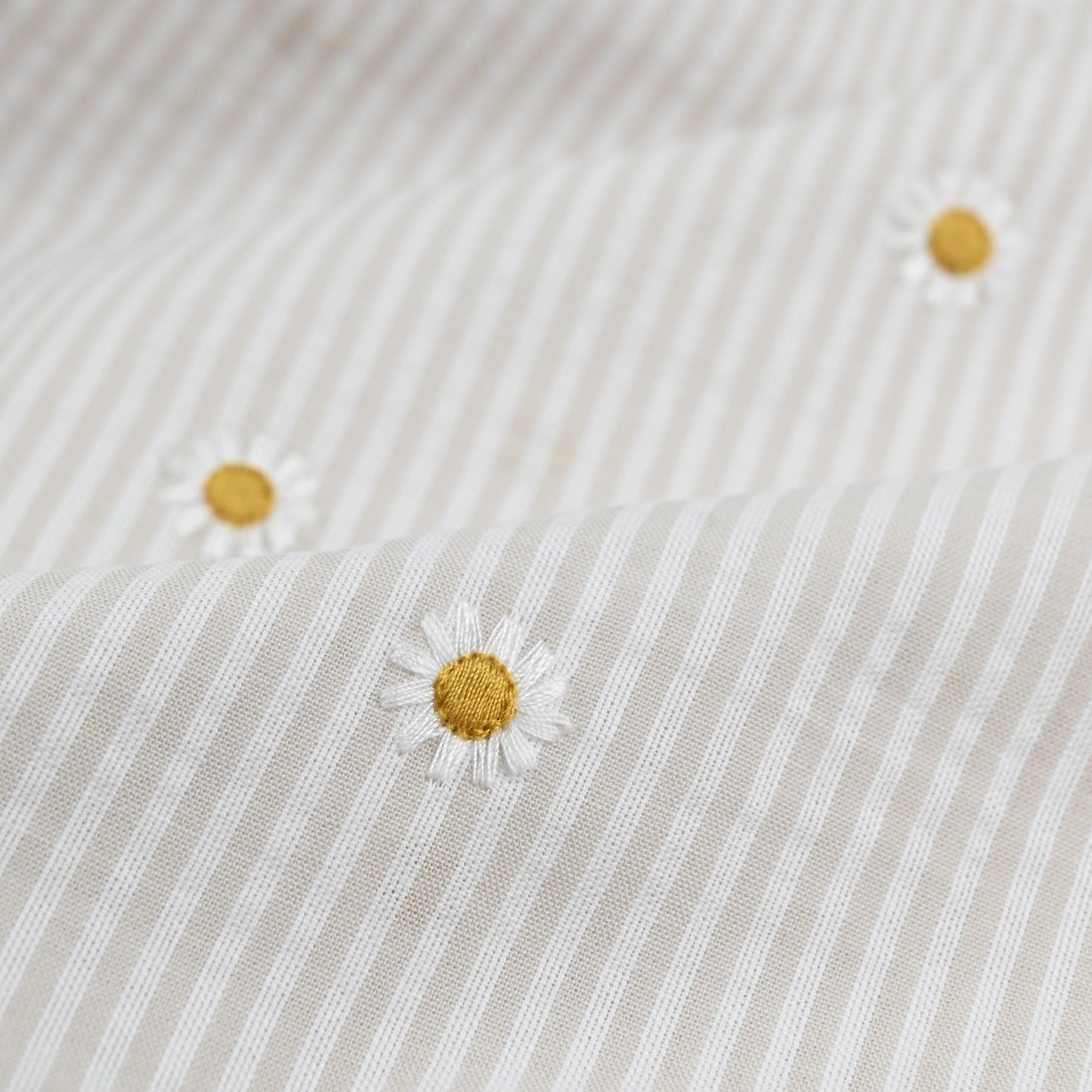 Seersucker gestreift mit Gänseblümchen