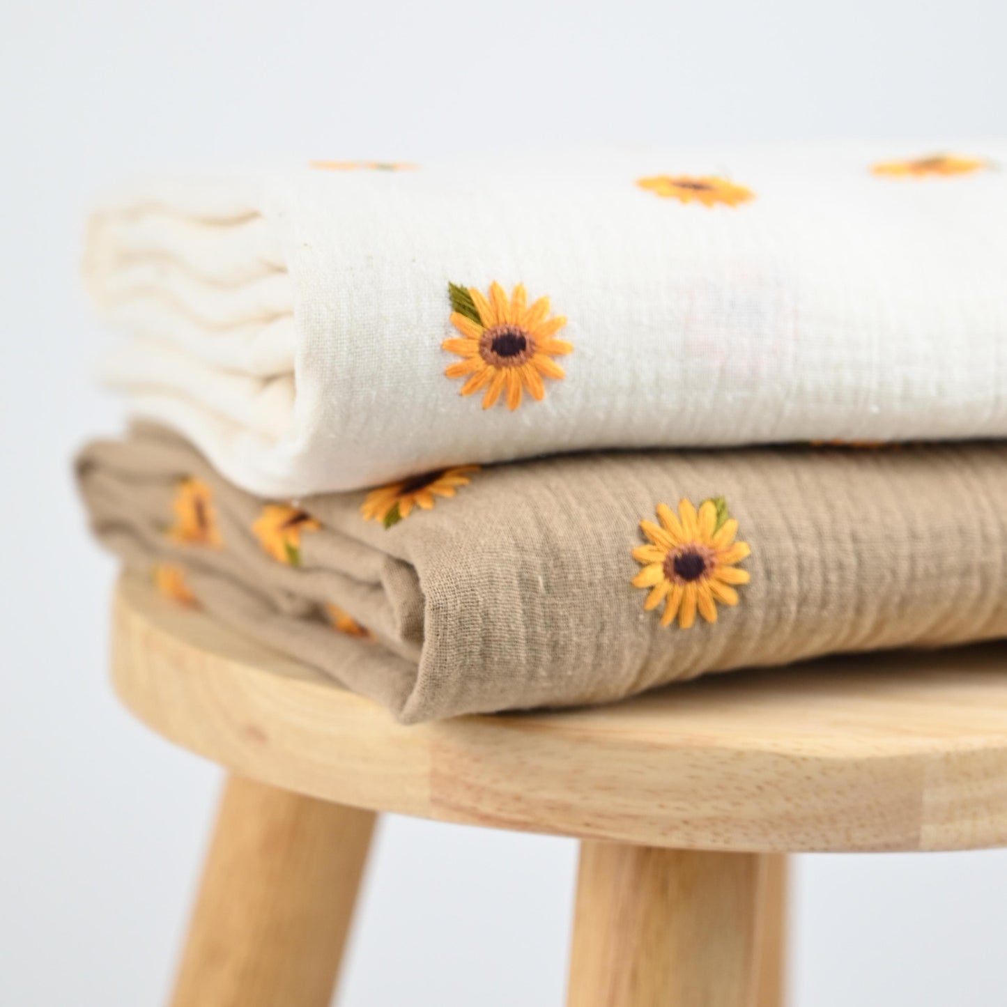 Musselin mit gestickten Sonnenblumen