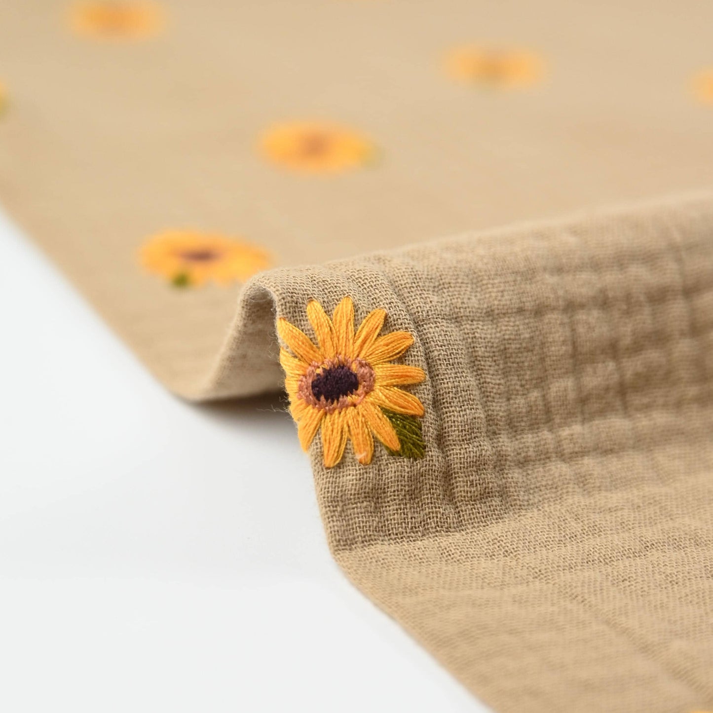 Musselin mit gestickten Sonnenblumen