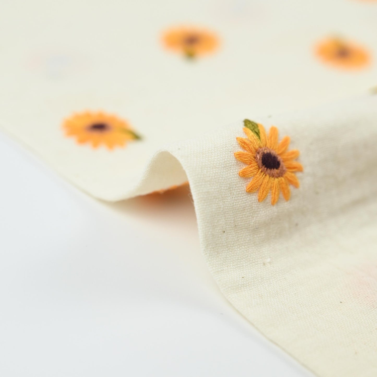Musselin mit gestickten Sonnenblumen