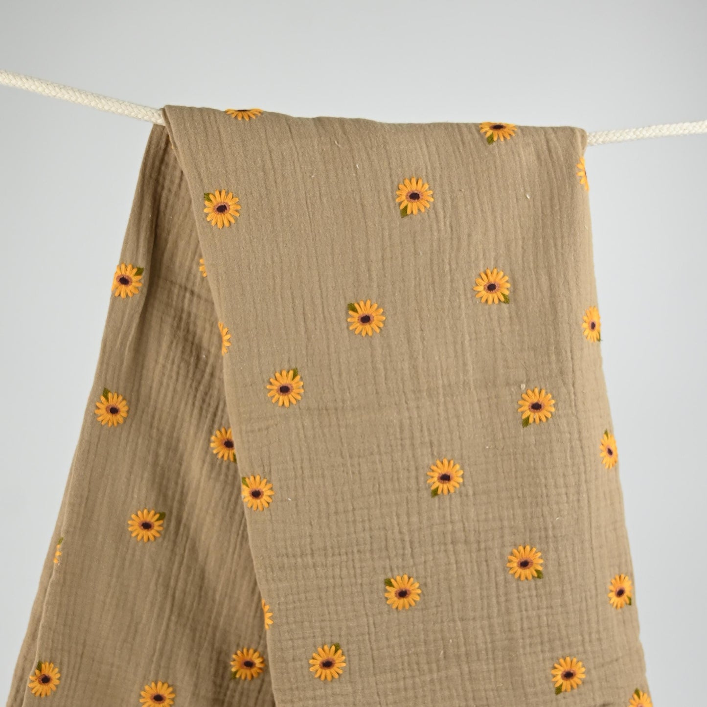 Musselin mit gestickten Sonnenblumen