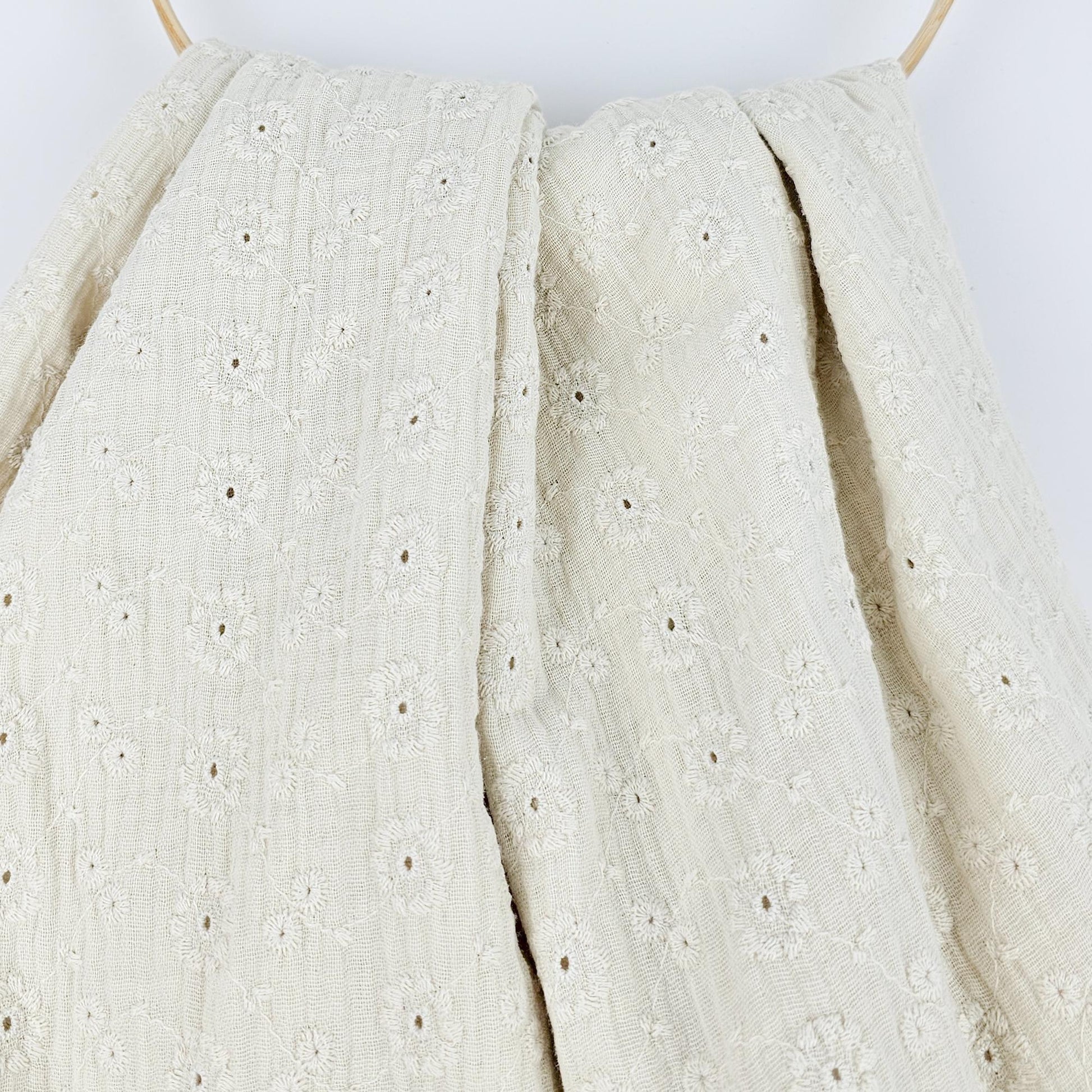 Musselin naturweiß mit Blumenstickerei Meterware - elli&else